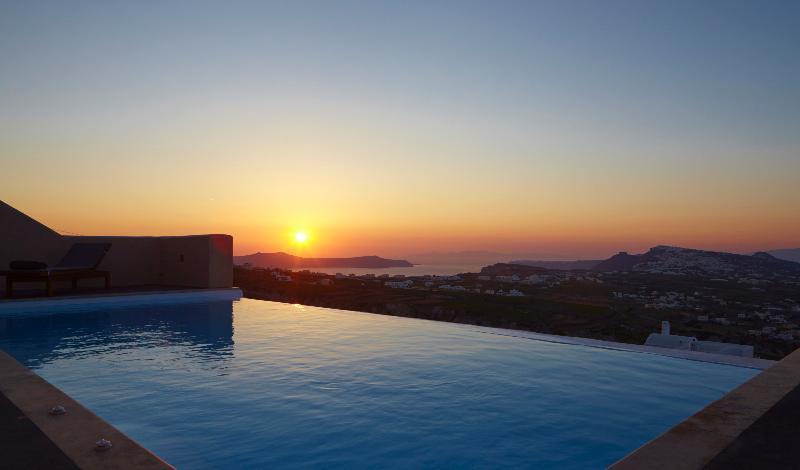 North Santorini A Luxury Spa Hotel 피르고스 외부 사진